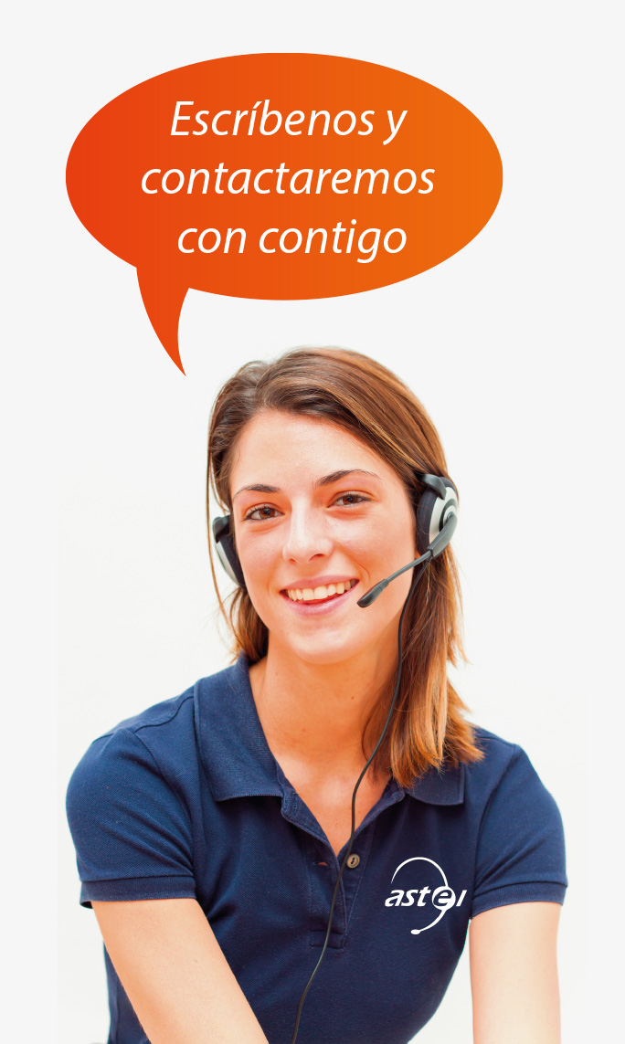 Operadora de Grupo Astel atendiendo una llamada con auriculares